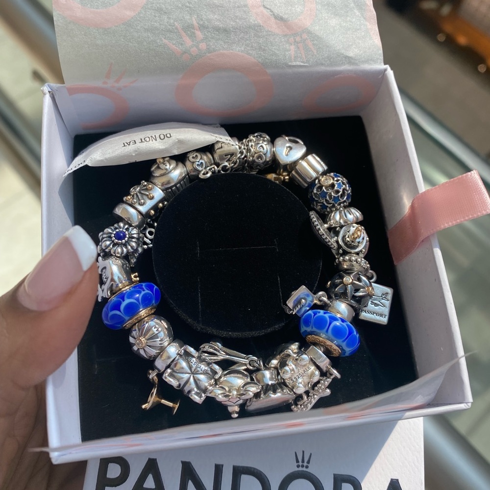 PANDORA NEW- HTF BRACELET 21 Charms